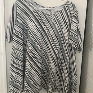 Romans top Size 1X black/gray/white diagonal line’s geometric